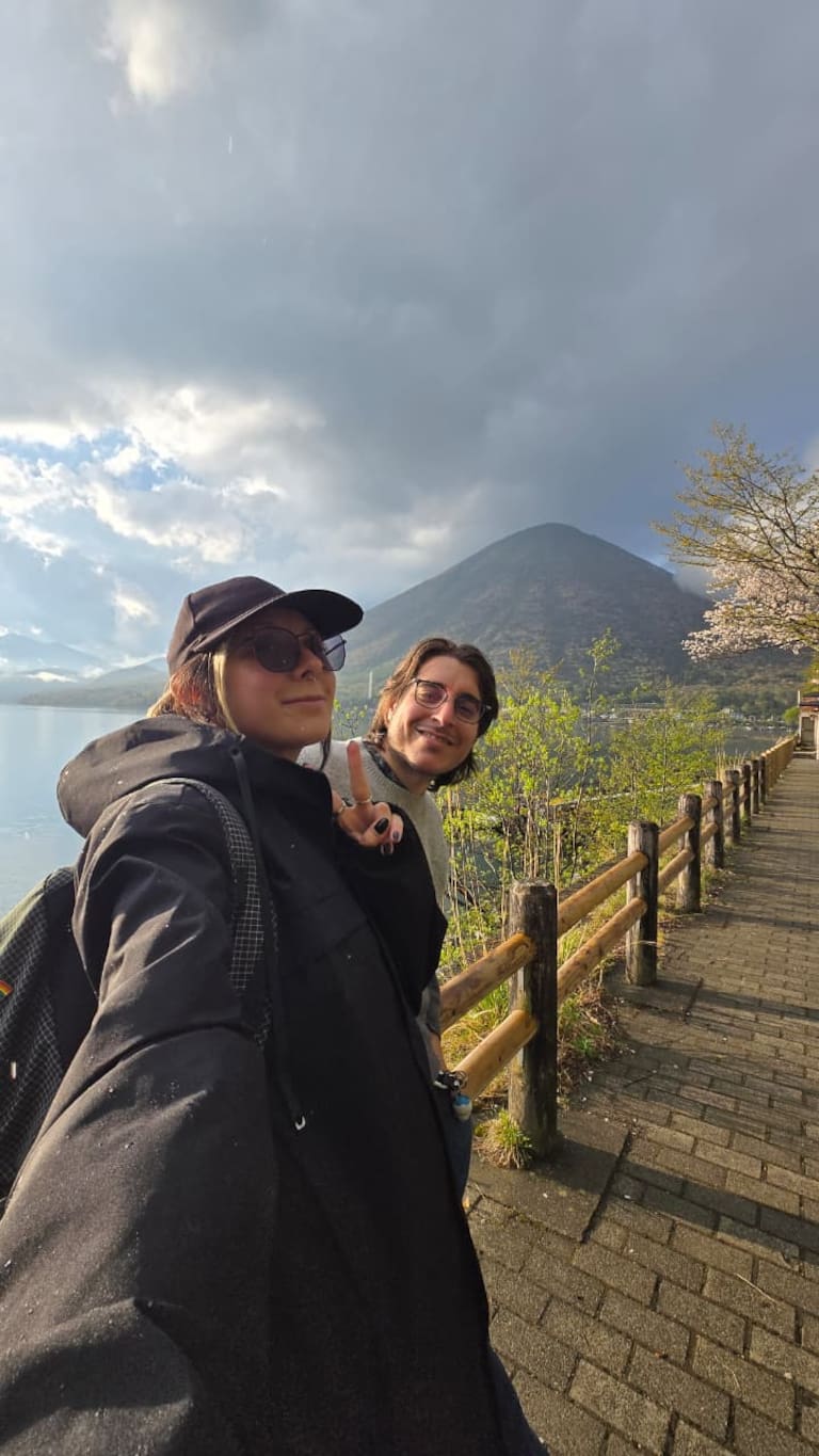 Con su amigo Hernán, con quién salió de Argentina a Japón