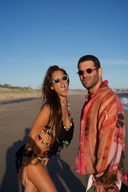 Con su amigo y reconocido estilista de moda Nico Freijo, encargado de retratarla en esta producción. Ellos suelen compartir temporadas en Punta del Este e Ibiza. Incluso se organizan para coincidir en la Semana de la Moda de París.