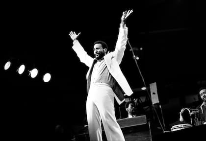 Con su clásica elegancia, Marvin Gaye en una presentación en vivo en Detroit, Michigan, durante 1976