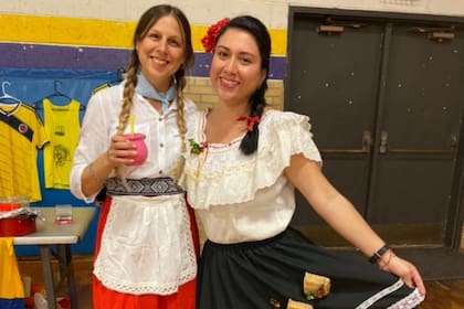 Con su co maestra colombiana, orgullosas de mostrar las costumbres y tradiciones de sendos países de origen en una jornada cultural para sus alumnos del kindergarten.