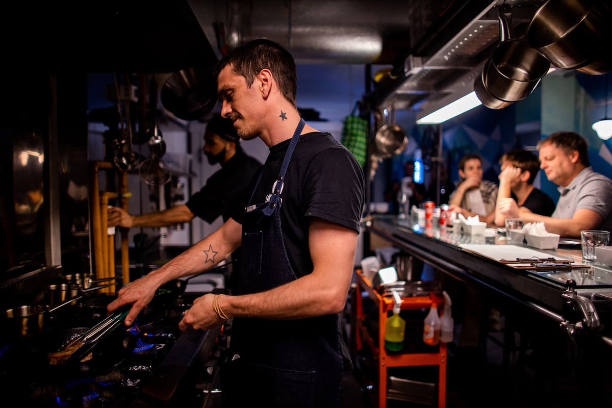 Con su cocina a la vista, Ajo Negro ofrece una "cocina marinera" basada en tapas y tapitas en las que se lucen los frutos de mar