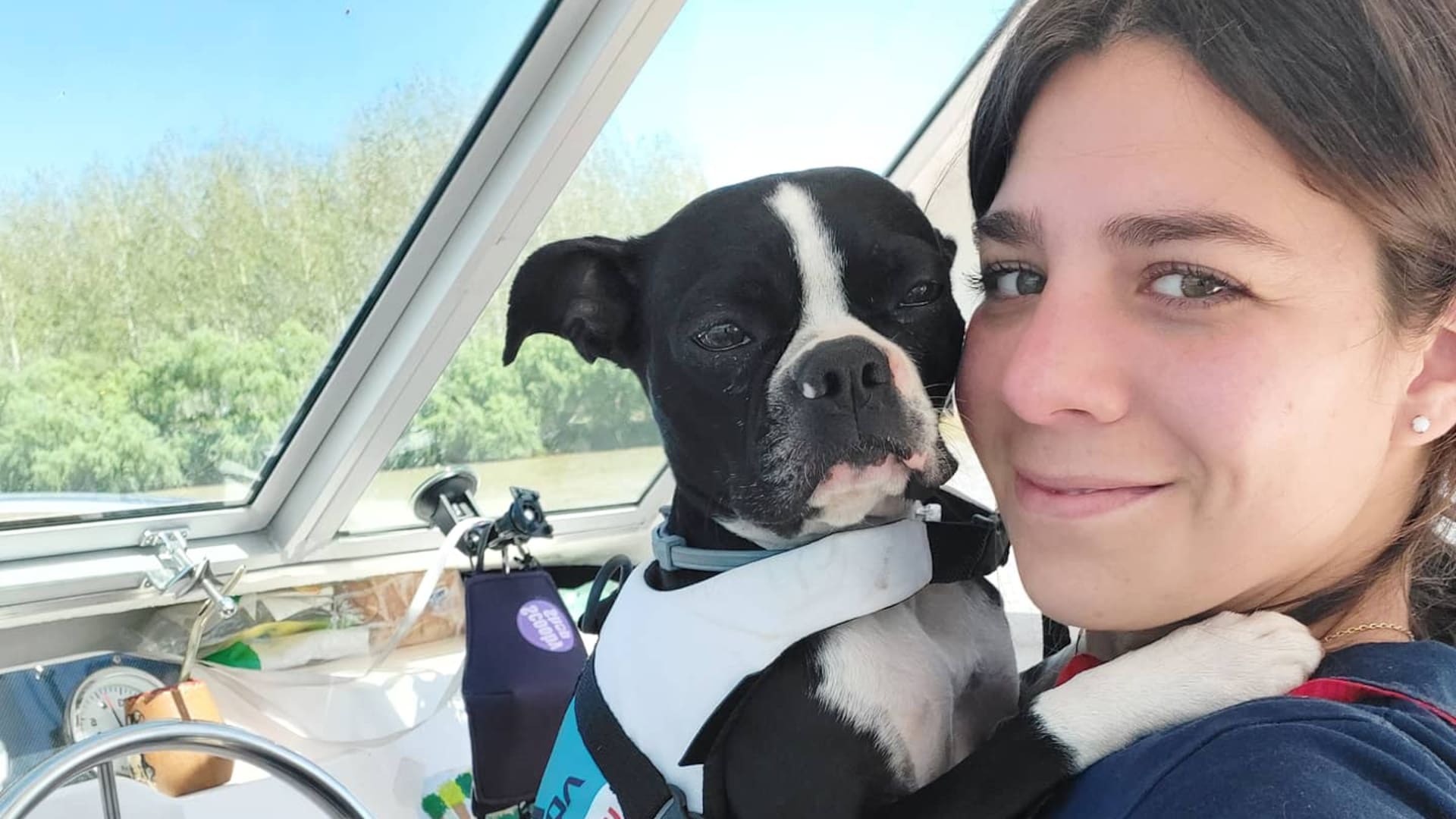 Con su consultorio flotante atiende a todos los animales