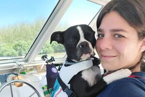 Con su consultorio flotante atiende a todos los animales