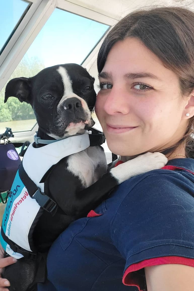 Con su consultorio flotante atiende a todos los animales