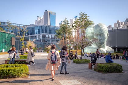 Con su deslumbrante arquitectura y su constante desfile de tendencias y consumo, distritos como Gangnam y Jamsil son vidrieras del boom económico a orillas del río Han.