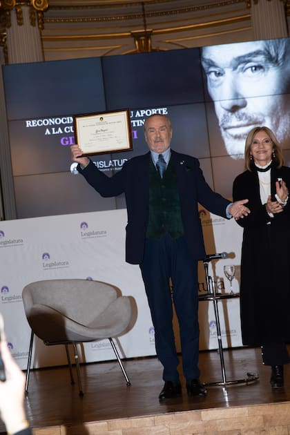 Con su diploma enmarcado en mano, Gino se mostró muy emocionado y dijo: "Gracias, gracias, gracias infinitas”. Como se sabe, esta fue una semana durísima para el diseñador que sufrió un robo en su atelier.