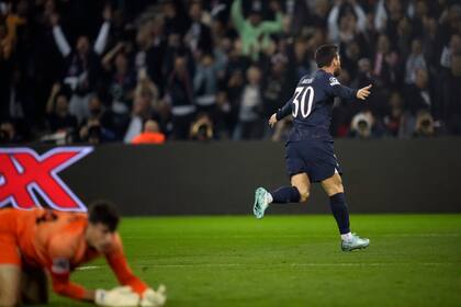 Con su doblete de goles y asistencias ante el Maccabi Haifa, Messi se convirtió en el primer jugador de las cinco ligas principales de Europa en registrar más de diez goles y diez asistencias en todas las competiciones(AP Photo/Christophe Ena)