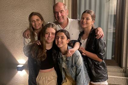 Con su esposa e hijas