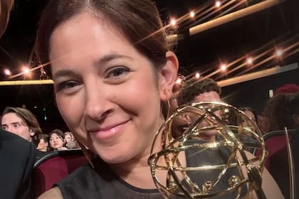 Con su estatuilla: Paula Fajardo, la argentina que ganó un premio Emmy por el diseño de vestuario de la serie Andor