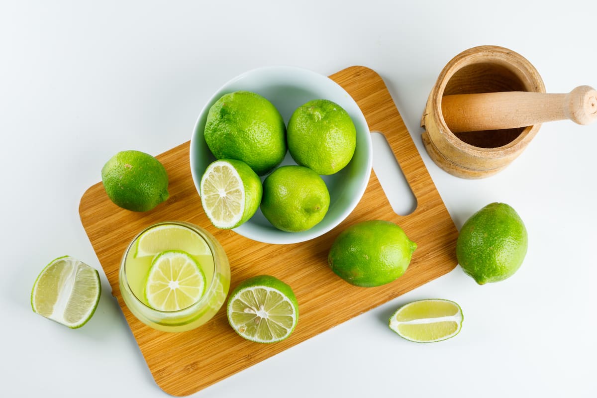 Con su exterior verde brillante y sabor ácido, las limas son una de las frutas cítricas más utilizadas en la gastronomía
