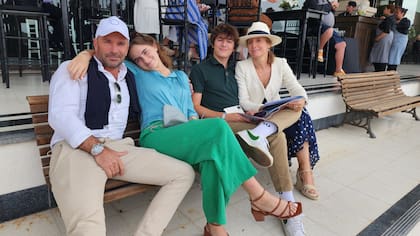 Con su familia, en el Hipódromo