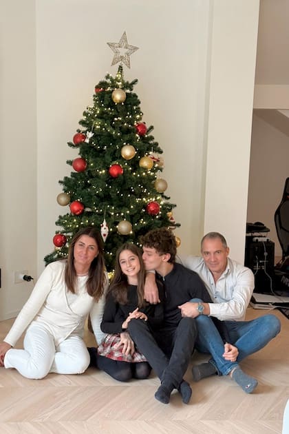 Con su familia, en una de las últimas navidades. Su madre, Verónica, también trabajó en el sector automovilístico