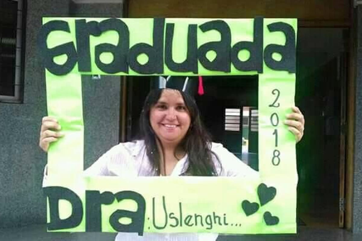 Con su familia siempre se comunicó de manera oral y aprendió la primera seña a los 17 años cuando vi a un grupo de personas sordas que hablaban con las manos.