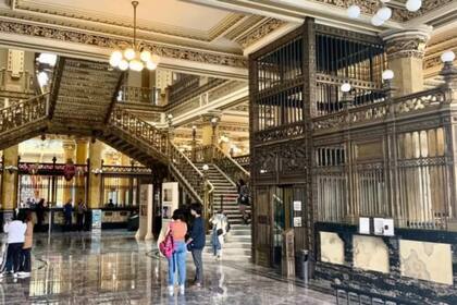 Con su fastuoso interior, el Palacio Postal es uno de los edificios más reconocidos de la calle de Tacuba, en el centro histórico de Ciudad de México