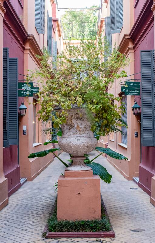 Con su forma en “L”, el Pasaje Libertad / Rue des Artisans fue construido como un pasaje único.