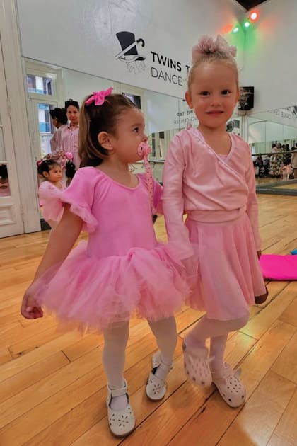 Con su gran amiga Anita, hija de Pampita Ardohain y Roberto
García Moritán, compañera de sus clases de ballet