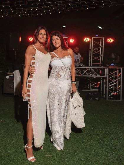 Con su gran amiga, Mariana Muzlera, la mamá de Tini Stoessel, que lució un vestido con breteles finitos y transparencias.