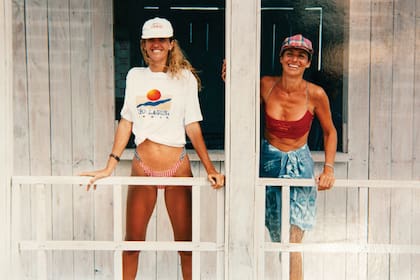 Con su hermana Madelaine (fue modelo como ella y ahora está retirada de la vida pública), en el parador UFO Laguna Beach, donde vendió tartas en los 90. “Me lo propuso Javier Lúquez, yo estaba en un momento complicado de mi vida”, nos confía.