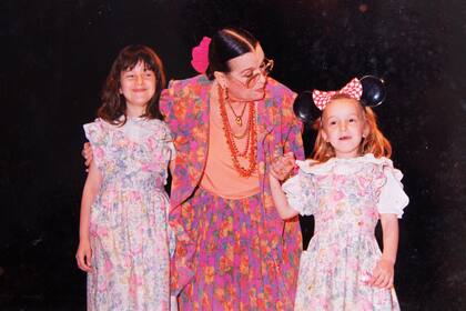 Con su hermana y su queridísima abuela, Ana Maria Campoy. Fenna es la que tiene el moño en el pelo.