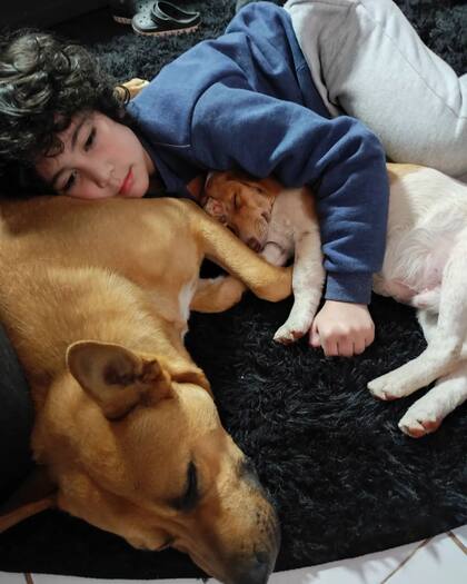 Con su hermano humano.