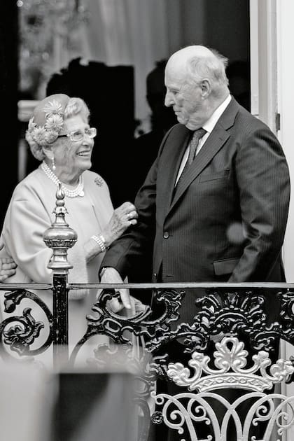 Con su hermano, el rey Harald V. En 2002, cuando la princesa Astrid cumplió 70 años, el gobierno la homenajeó por sus grandes esfuerzos y su lealtad a la Casa Real