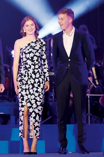 Con su hermano Gabriel en las celebraciones nocturnas. Para esos eventos la heredera eligió un diseño con motivos florales de Diane Von Furstenberg y zapatos de gamuza de Aquazzura.