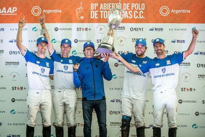 Con su hermano Nicolás, Hilario Ulloa, Matías Torres Zavaleta y Facundo Pieres; los cinco pusieron lo suyo para que Ellerstina se adueñara de otro Abierto de Tortugas.