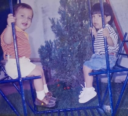 Con su hermano Nicolás, que también fue adoptado, y con quien se llevan siete meses de diferencia