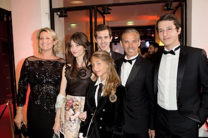 Con su hermano Paul y su mujer Luana Tenca, su sobrina Annabelle Waters Belmondo (hija de su hermana Florence) y sus sobrinos Alessandro y Victor (ambos hijos de Paul) en la ceremonia de entrega
de los Cesar Film Awards, en 2017, en París.