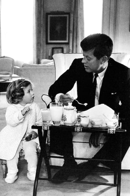 Con su hija, Caroline, desayunando en la Casa Blanca, en enero de 1961.