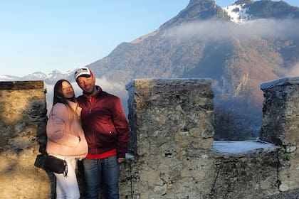 Con su hija en Gruyere, Suiza.