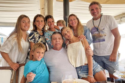 Con su hija Gochi y sus nietos. A la derecha se ve, además, a su pareja desde hace cuatro años, Cuqui Sundberg, y su yerno, Alexis Guynot de Boismenu.