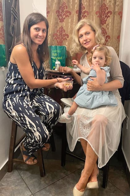 Con su hija Lucía, quien se encarga de llevarle la agenda, y su nieta Julia.
