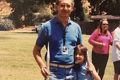 Con su hija Madeleine en la escuela.