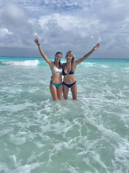 Con su hija mayor, Cata, comparte el amor por la playa y la pasión por los deportes. Su heredera es ex atleta olímpica de windsurf.