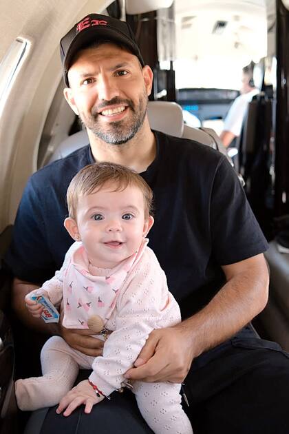 Con su hija Olivia en el avión
privado que los trajo de vuelta a Buenos Aires.