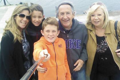 Con su hija, su esposa y nietos