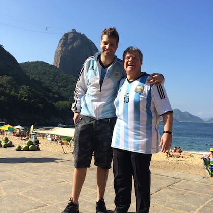 Con su hijo: Juan y Jorge Cyterszpiler, en Brasil: la camiseta de la Selección, siempre presente