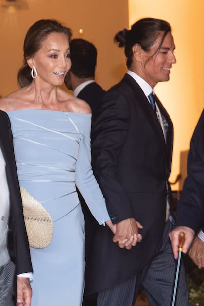 Con su hijo, Julio José Iglesias, a mediados del año pasado, saliendo del casamiento de su sobrino Álvaro Castillejo, en Sotogrande.