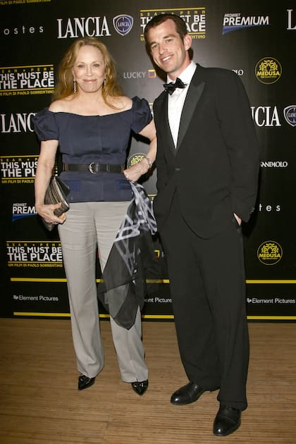 Con su hijo Liam O’Neill en una fiesta celebrada dentro del Festival de Cine de Cannes, en 2011