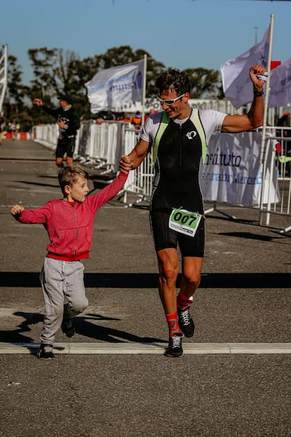 Con su hijo Valentino, en la llegada del Duatlón de la Ciudad de Buenos Aires en junio pasado