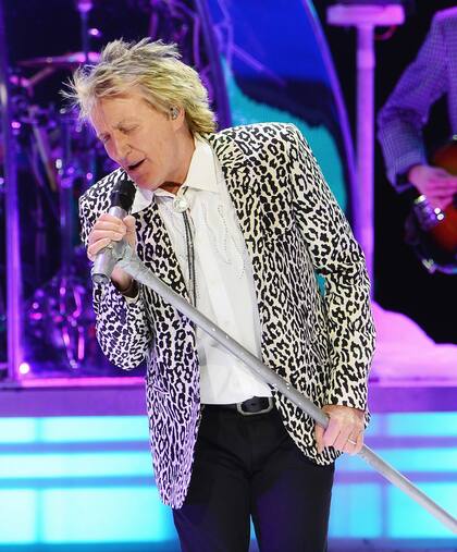 Con su infaltable look de pelo revuelto y elegancia sobre el escenario; Rod Stewart, en una imagen de 2016