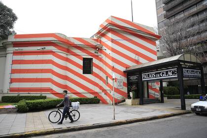 Con su intervención, el artista Bertrand Ivanoff ya cambió la fachada del Palais de Glace