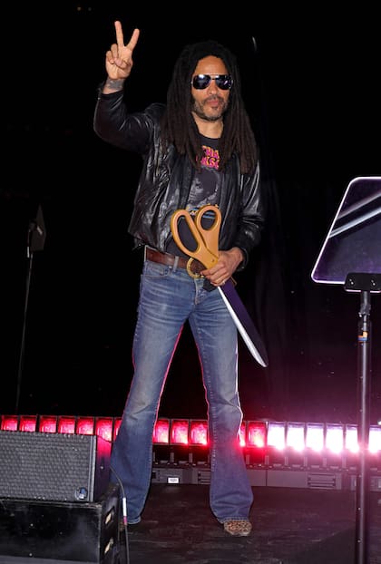 Con su look de siempre y tijera en mano, Lenny Kravitz posó para las cámaras en la jornada de inauguración de la instalación de arte público "Path Of Liberty: That Which Unites Us", en la ciudad de Nueva York