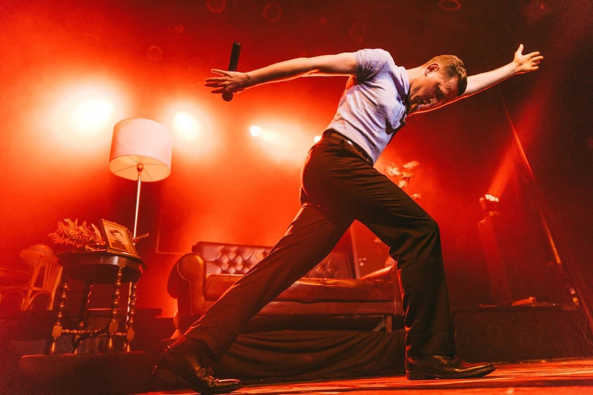 Con su look retro y una apuesta desprejuiciada que combina rap, trap y dance, tuvo un crecimiento vertiginoso en la escena musical; hoy, desde su casa, trabaja en su nuevo disco