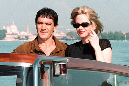 Con Antonio Banderas, llegando al Festival de Venecia en 1999