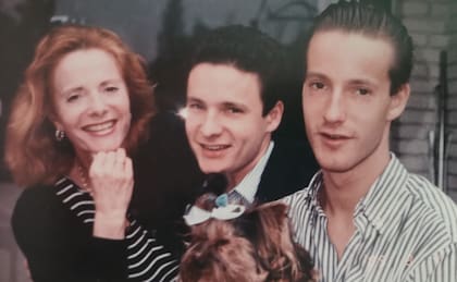Con su madre, la princesa Laetitia d'Arenberg, y su hermano, el archiduque de Toscana, Sigmund