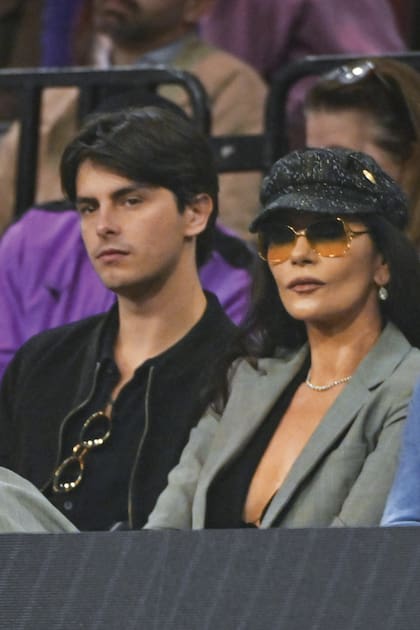 Con su mamá, Catherine Zeta-Jones, durante un evento en el
Michelob Ultra Arena, en marzo de 2024