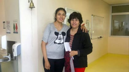 Con su mamá cuando tocó la campana de "alta" en el FLENI