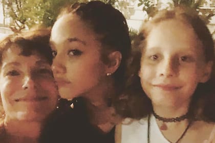 Con su mamá, Gloria Carrá, y su hermana Amelia (12, hija de Gloria y Luciano Cáceres). Además, tiene otros dos hermanos, Vito (12) y Mía (6), por parte de su papá, el músico Marcelo Torres